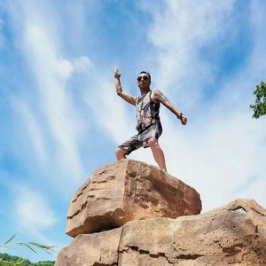 13女学生脱了内裤开始亲热
