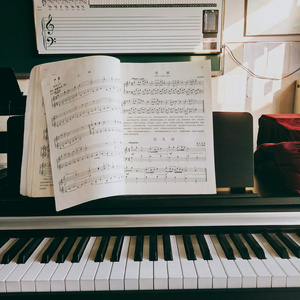 13女学生脱了内裤开始亲热
